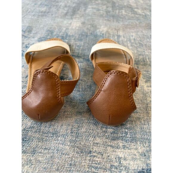 Old Navy Tan White Ankle Strap Sandals Toddler 10 - Picture 5 of 9